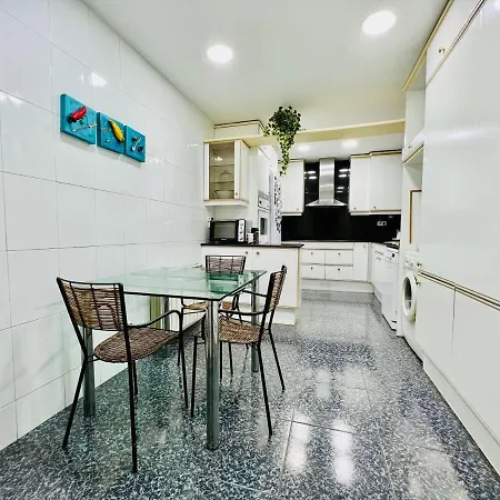 Your Second In With Private And Private Bathroom Close To Montjuic, Pl Espana, La Rambla, Ferry Port Barcelona