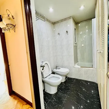 Your Second In With Private And Private Bathroom Close To Montjuic, Pl Espana, La Rambla, Ferry Port Homestay